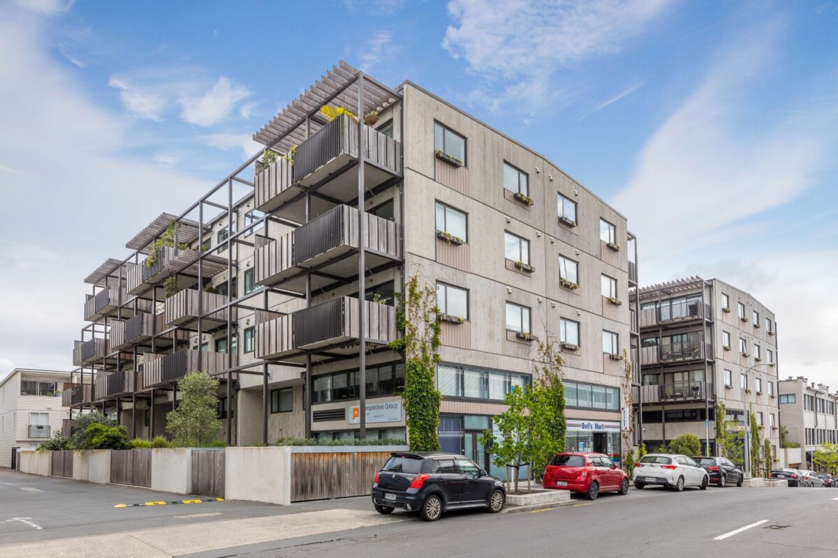 Auckland Grammar school zone, 96m2 top floor 2 beds + 1 flexi room 2 baths 1 car park apartment, Located within the award-winning 2019 Botanica Apartments, 305/30 Enfield Street, Mount Eden, Auckland