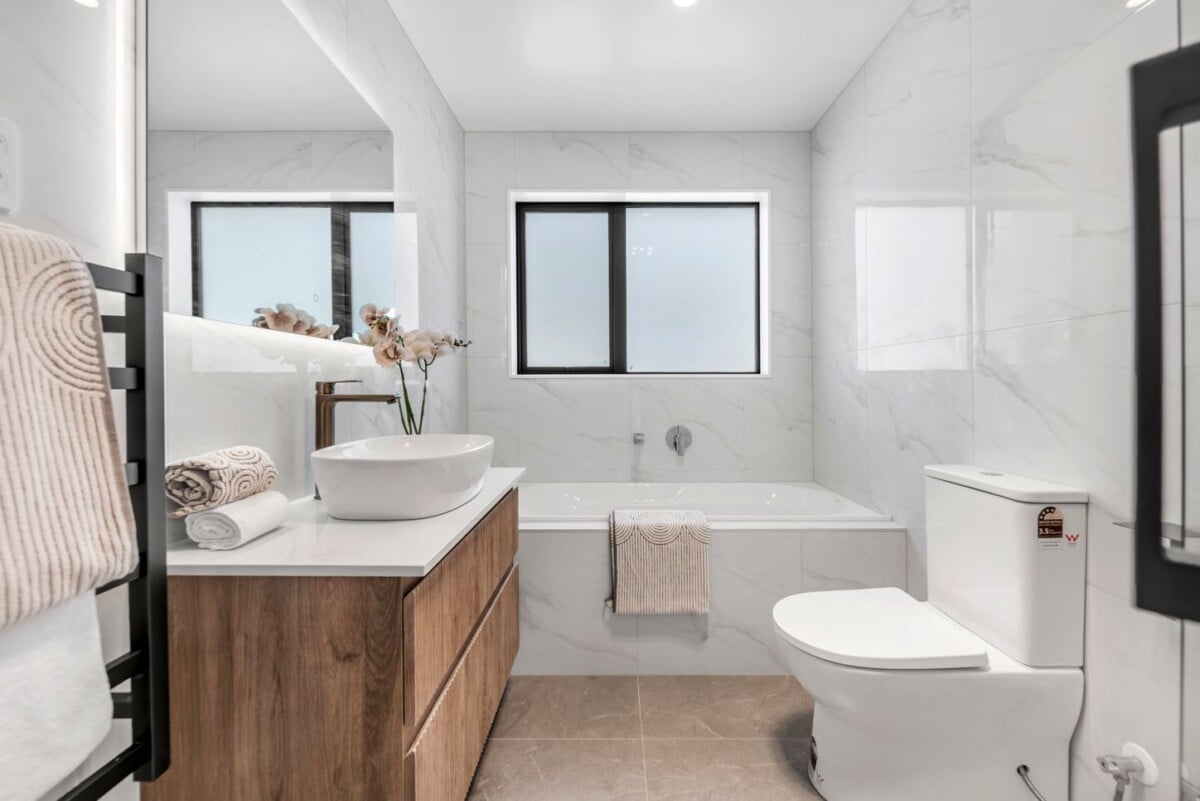 Brandnew 7 beds 6.5 baths house with double garage and 2 beds granny on 431m2 section, next to a peaceful reserve, vendors ant it sold, 8 Hing Street, Flat Bush, Auckland
