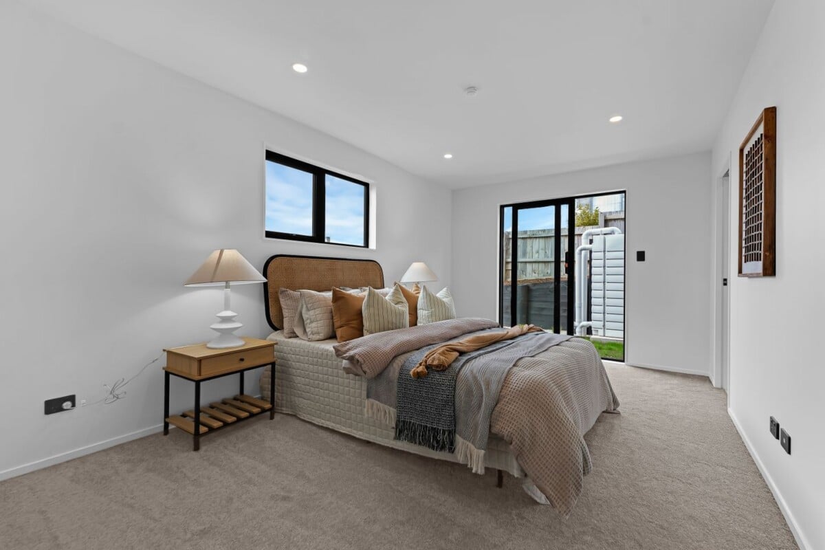 Urgent sale, vendor wants SOLD, Brandnew freehold 4 beds 3 baths home with garage, close to transport, Basin, and parks, 4/53 Court Crescent, Panmure, Auckland