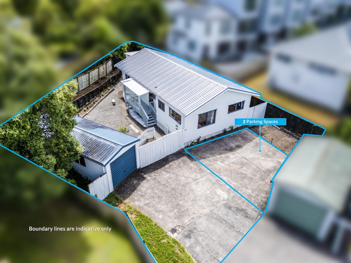 Standalone 3 beds house with garage and car parks, close to WestCity Waitakere Mall, Lincoln Road Shopping Centre, local schools, 5/7 Duncan Avenue, Te Atatu South, Auckland
