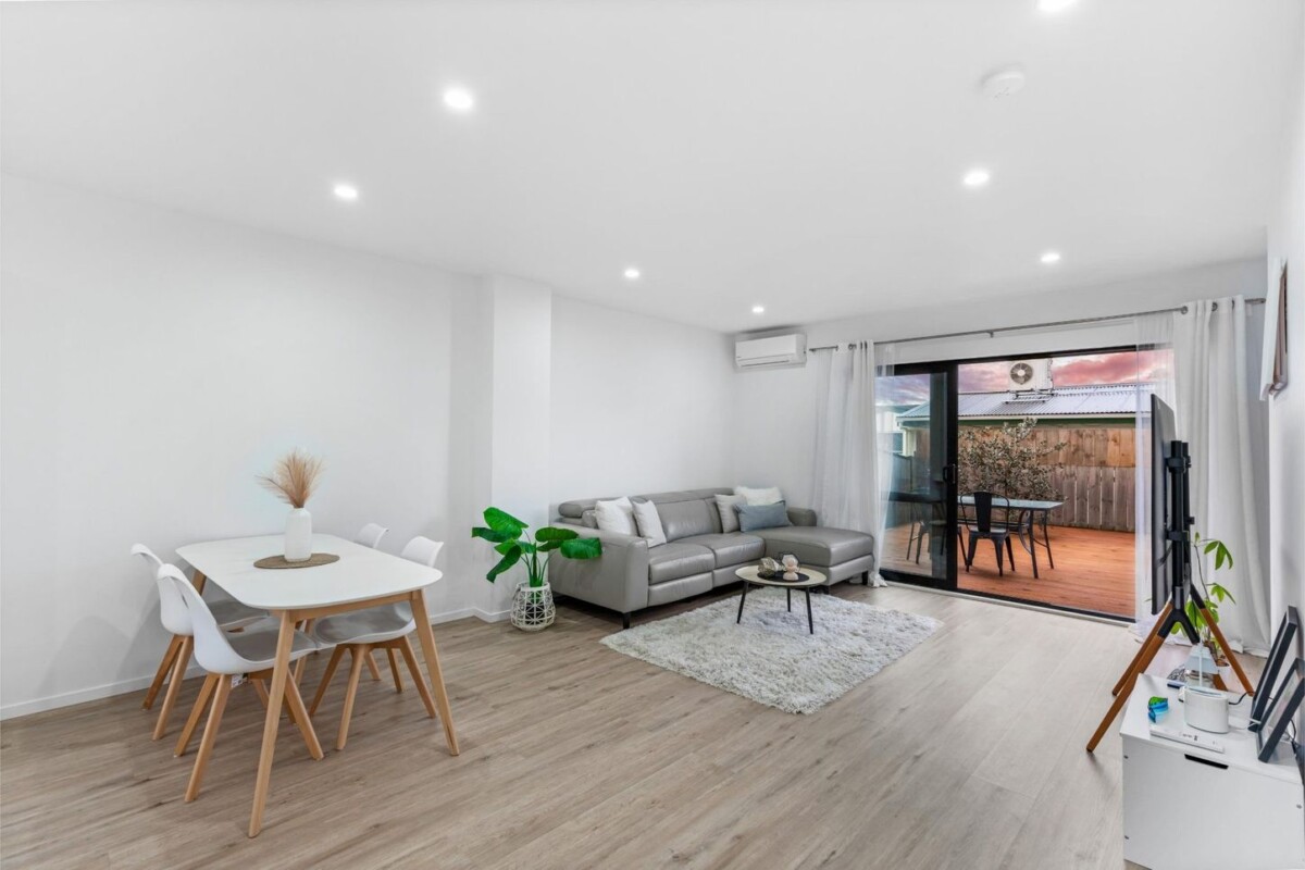 3 beds 2.5 baths home with car park, Approximately 8-minute walk to Henderson Train Station, minutes to schools, shops, 37 Eileen Newey Place, Henderson, Auckland