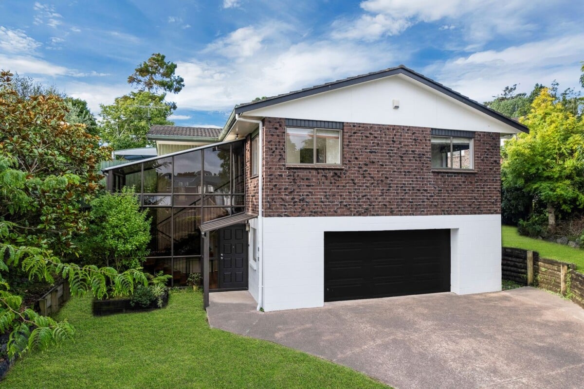 Macleans College Zone, 195m2 3 beds + office room 2 baths house with double garage on 768m2 section, minutes to schools, Howick Village, Highland Park shopping, and Half Moon Bay Marina, beaches, 4 Janome Place, Bucklands Beach, Auckland