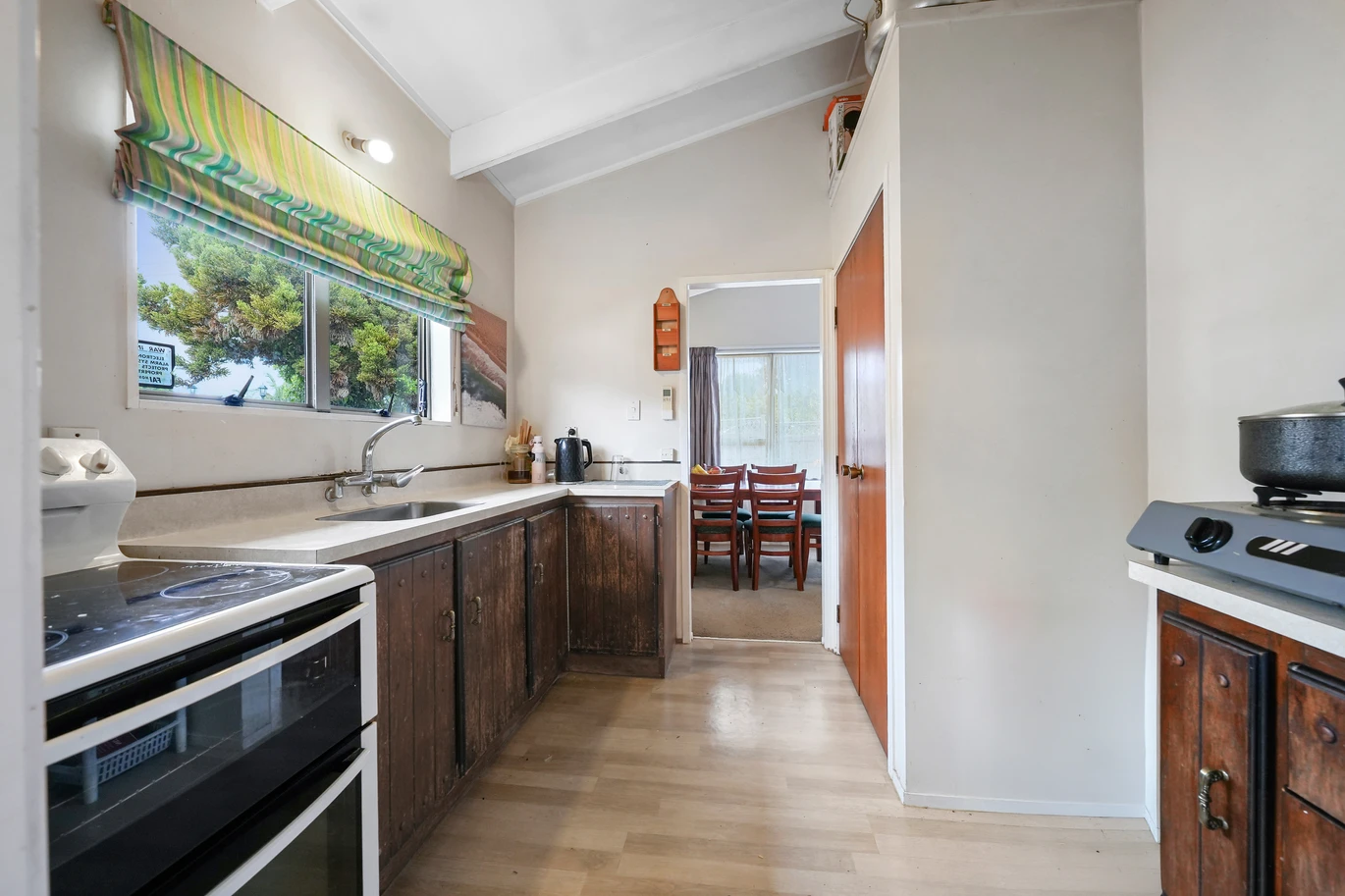 2 beds 1 bath house with garage, just moments from Papatoetoe Train Station and Papatoetoe Shopping Centre, and zoned for Kedgley Intermediate, Papatoetoe North School, and Aorere College, 1/40A Park Avenue, Papatoetoe, Auckland