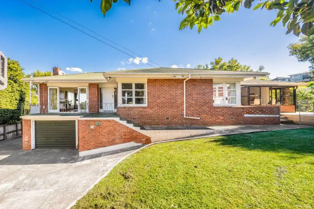 Brick 3 beds 2 baths house on 1050m2 section, 0.8 km to Onehunga High School, 0.9 km to Hillsborough School, 1 km to Three Kings School and Royal Oak Intermediate School, 33 Herd Road, Hillsborough, Auckland