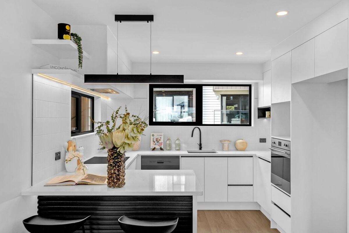 Urgent sale, vendor wants SOLD, Brandnew freehold 4 beds 3 baths home with garage, close to transport, Basin, and parks, 4/53 Court Crescent, Panmure, Auckland