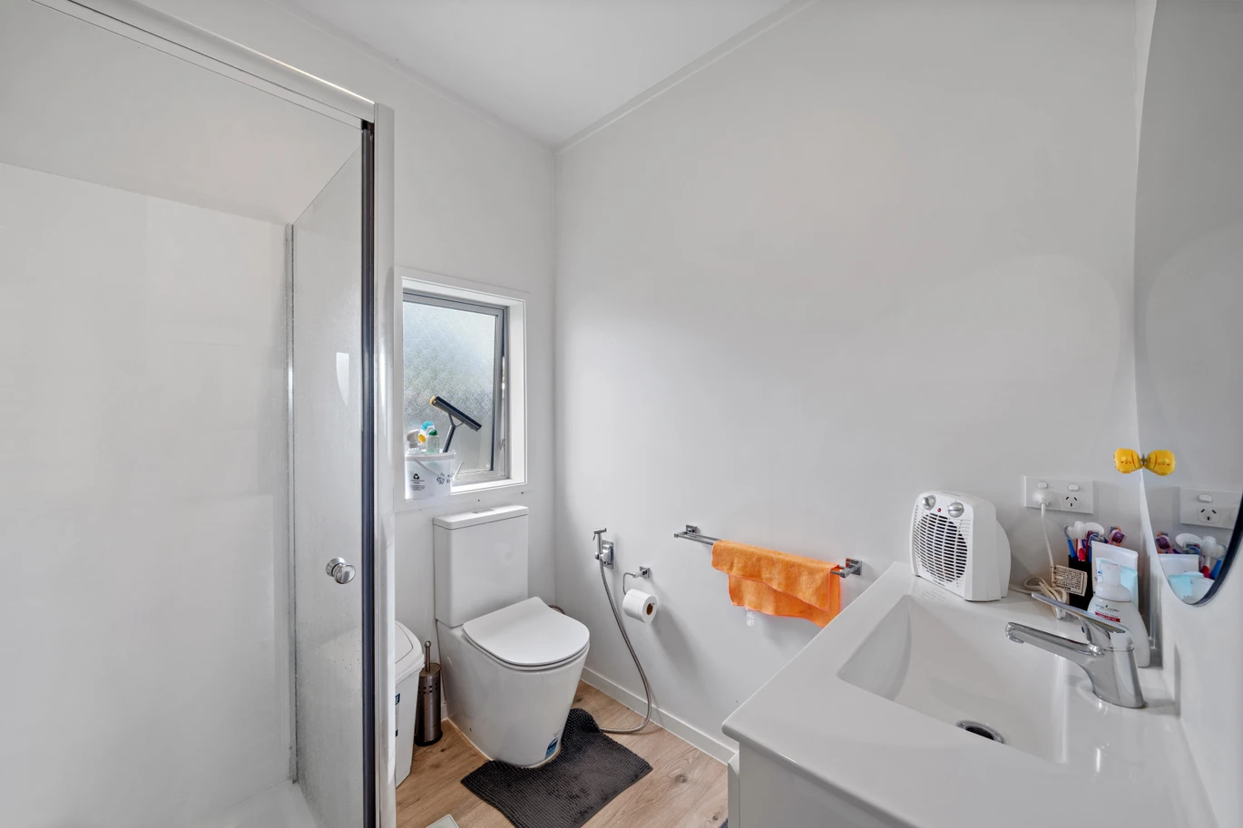 2 standalone 3-beds dwellings on one title and 675m2 section, Both homes are in great condition, minutes from Otahuhu Town Centre, close to schools, motorway access, Sylvia Park Shopping Centre, 32 Hutton Stree, Otahuhu, Auckland