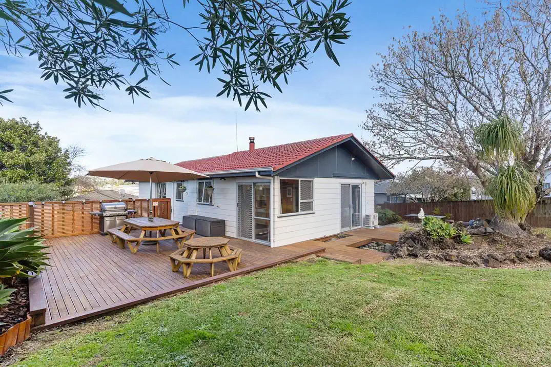 3 beds house on 926m2 section, 0.3 km to Bruce McLaren Intermediate School, 1.1 km to Henderson South School, 1.6 km to Henderson High School, 20 Newham Place, Henderson, Auckland