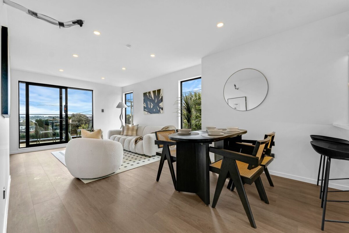 Urgent sale, vendor wants SOLD, Brandnew freehold 4 beds 3 baths home with garage, close to transport, Basin, and parks, 4/53 Court Crescent, Panmure, Auckland