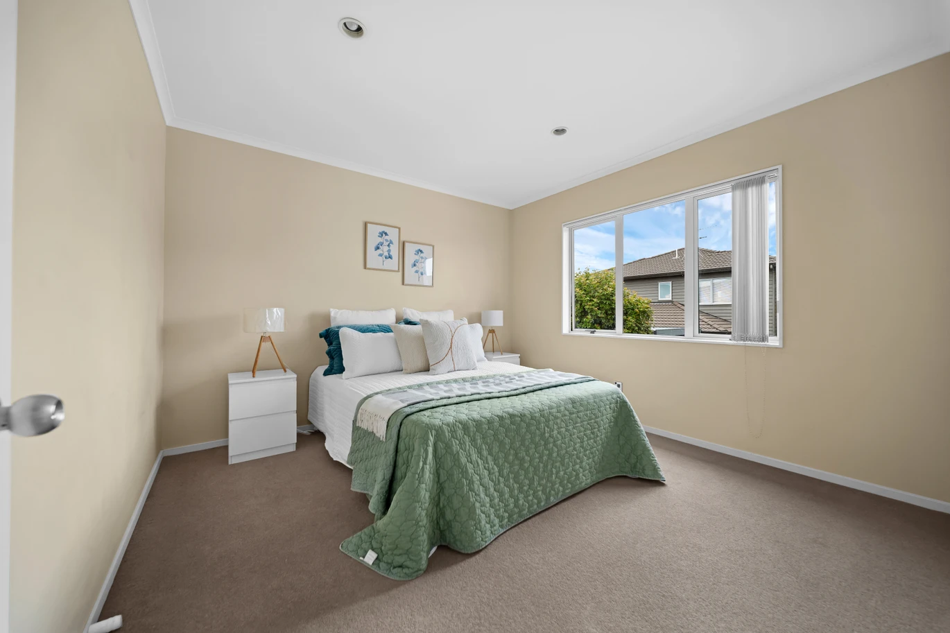 Standalone 4 beds 2 baths house with double garage on 235m2 section, 32 Maypark Crescent, Flat Bush, Auckland