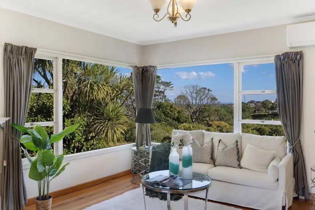 Brick 3 beds 2 baths house on 1050m2 section, 0.8 km to Onehunga High School, 0.9 km to Hillsborough School, 1 km to Three Kings School and Royal Oak Intermediate School, 33 Herd Road, Hillsborough, Auckland