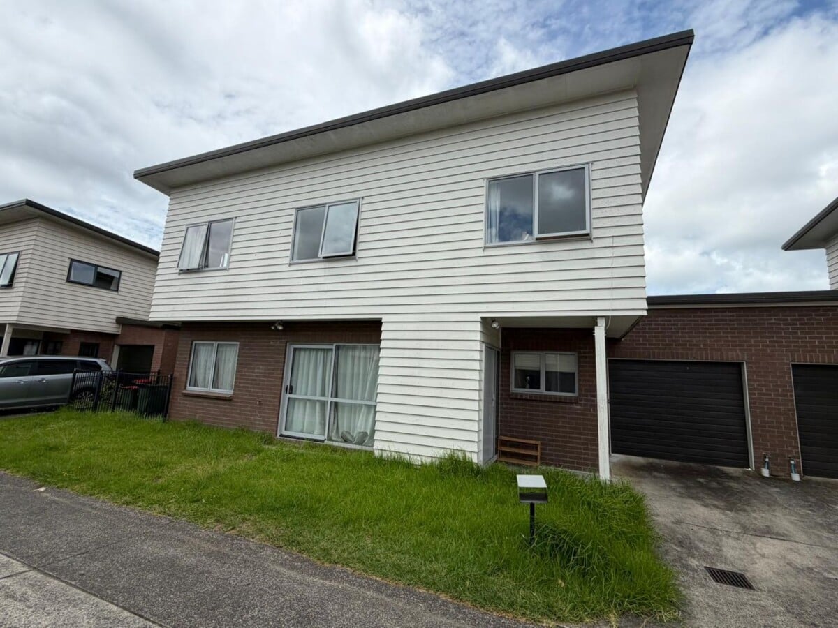 MORTGAGEE SALE, 147m2 4 beds 1.5 baths home with garage on 242m2 section, The home is in need of a general tidy, close to Great North Road, the North-Western Motorway, Avondale College, public transport, and local amenities, 7 Whau Crescent, Avondale, Auckland