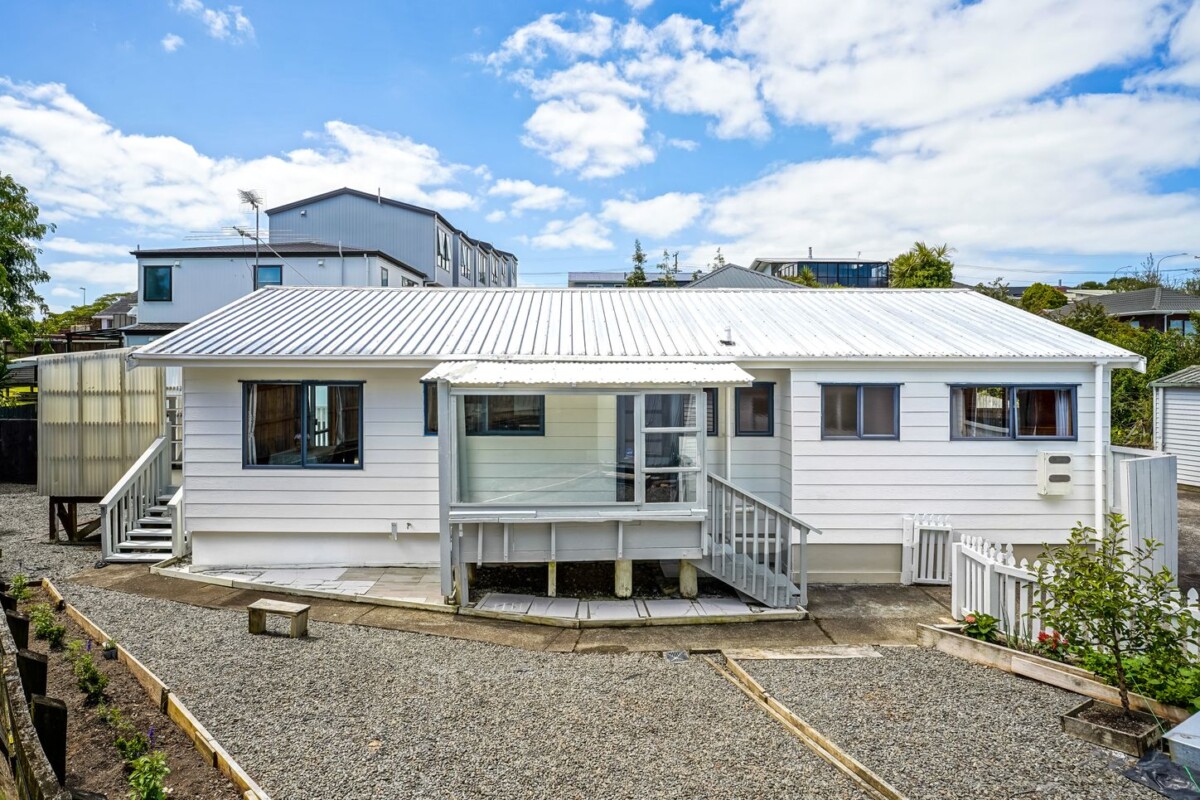 Standalone 3 beds house with garage and car parks, close to WestCity Waitakere Mall, Lincoln Road Shopping Centre, local schools, 5/7 Duncan Avenue, Te Atatu South, Auckland