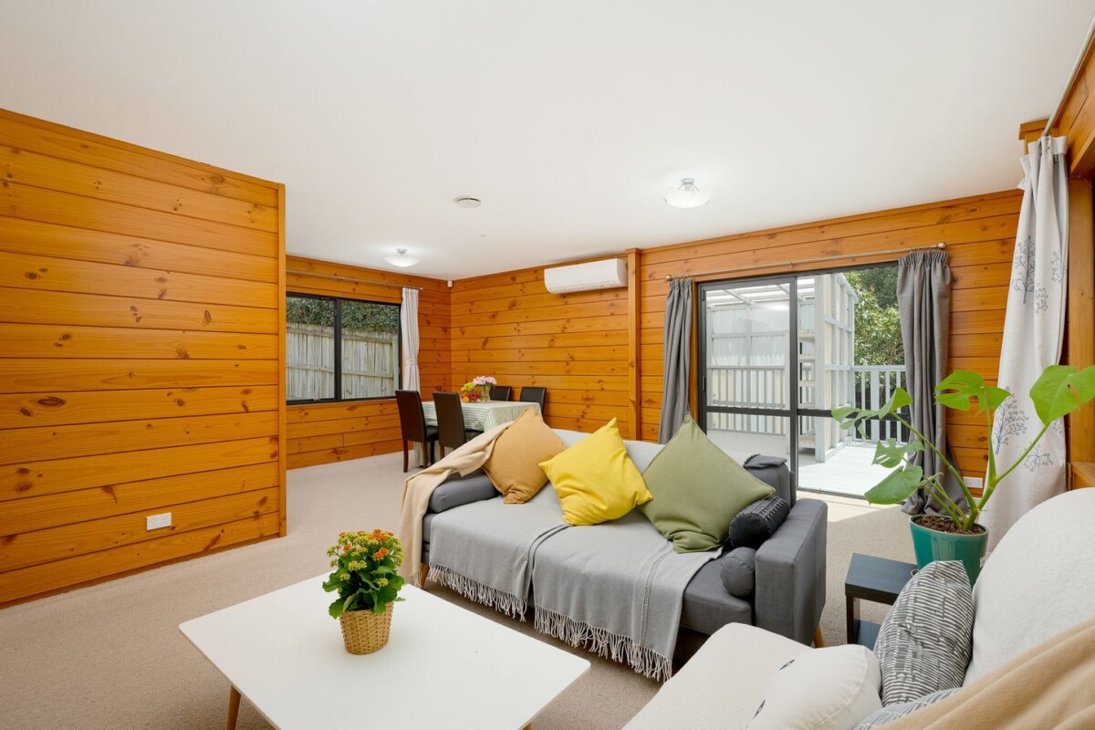 Standalone 3 beds house with garage and car parks, close to WestCity Waitakere Mall, Lincoln Road Shopping Centre, local schools, 5/7 Duncan Avenue, Te Atatu South, Auckland