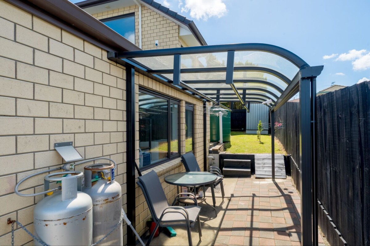 Zoned for Rutherford College, Empty Nest! Owners Need Smaller Home, 4 beds 3 baths house on 357m2 section, handy to WestCity Shopping Mall, local shops, schools, bus routes, and motorway access, 93 Waitaki Street, Henderson, Auckland