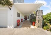 309m2 4 beds 2.5 baths house with triple garage and swimming pool on 1057m2 section, zoned for Meadowbank School, Remuera Intermediate, Baradene College, Selwyn College and Glendowie College, 9 Stoneyroyd Gardens, Remuera, Auckland