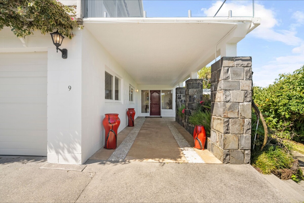 309m2 4 beds 2.5 baths house with triple garage and swimming pool on 1057m2 section, zoned for Meadowbank School, Remuera Intermediate, Baradene College, Selwyn College and Glendowie College, 9 Stoneyroyd Gardens, Remuera, Auckland