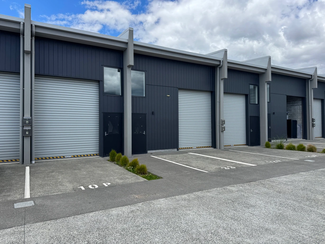 Move-in ready, Approx.84 sqm commercial space, Dual signage for maximum visibility, in the highly regarded D&G Industrial Park, 8/4 Spring Garden Avenue, Westgate, Auckland