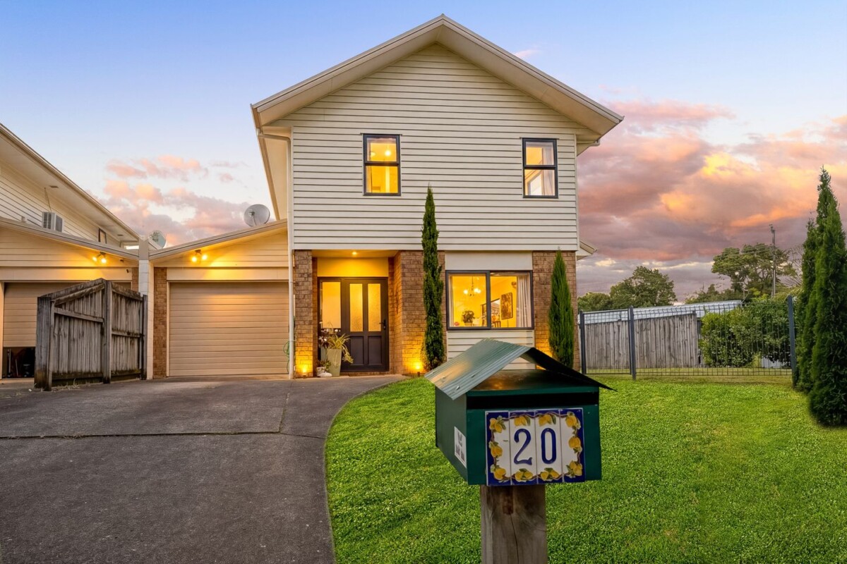 Overseas Family Calling, 140m2 3 beds 1.5 baths house on 460m2 section, a short stroll to Parrs Park, minutes from WestCity Mall, Glen Eden and Sunnyvale train stations, 20 Pyramid Place, Glen Eden, Auckland