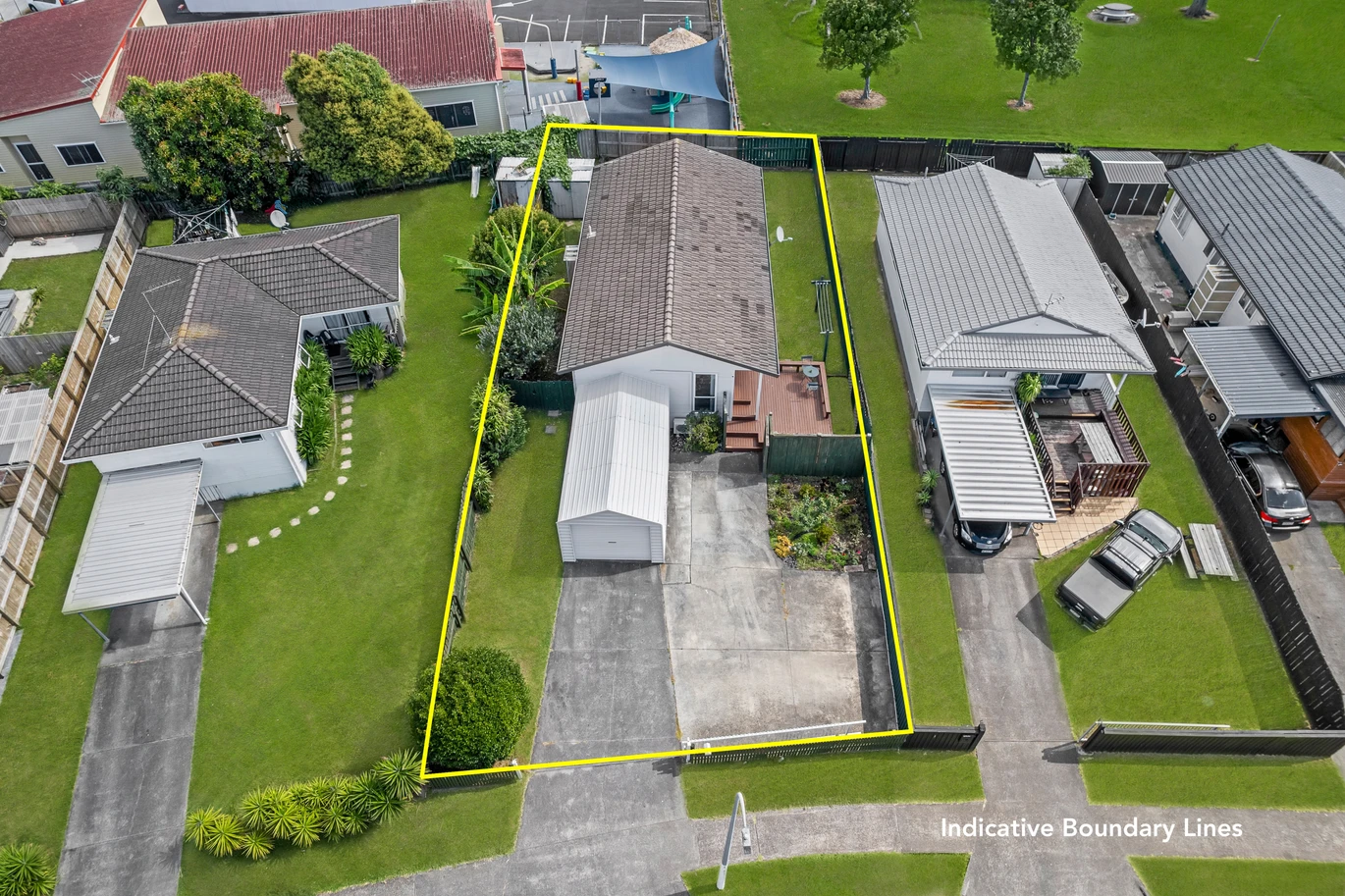 Standalone 3 beds + a utility room 1 bath house with garage and deck, close to shops, schools, motorway access, 2/10 Norrie Smith Avenue, Flat Bush, Auckland