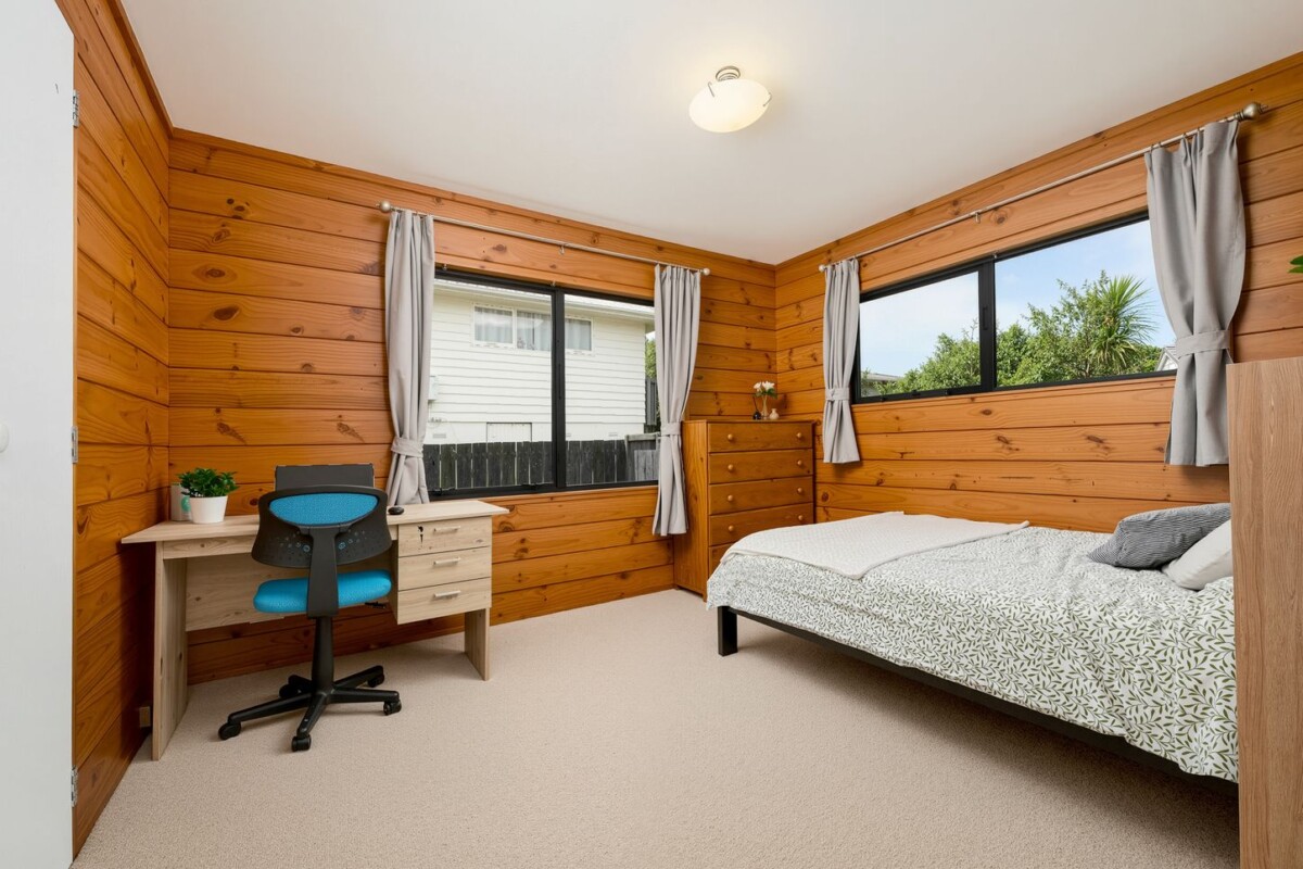 Standalone 3 beds house with garage and car parks, close to WestCity Waitakere Mall, Lincoln Road Shopping Centre, local schools, 5/7 Duncan Avenue, Te Atatu South, Auckland