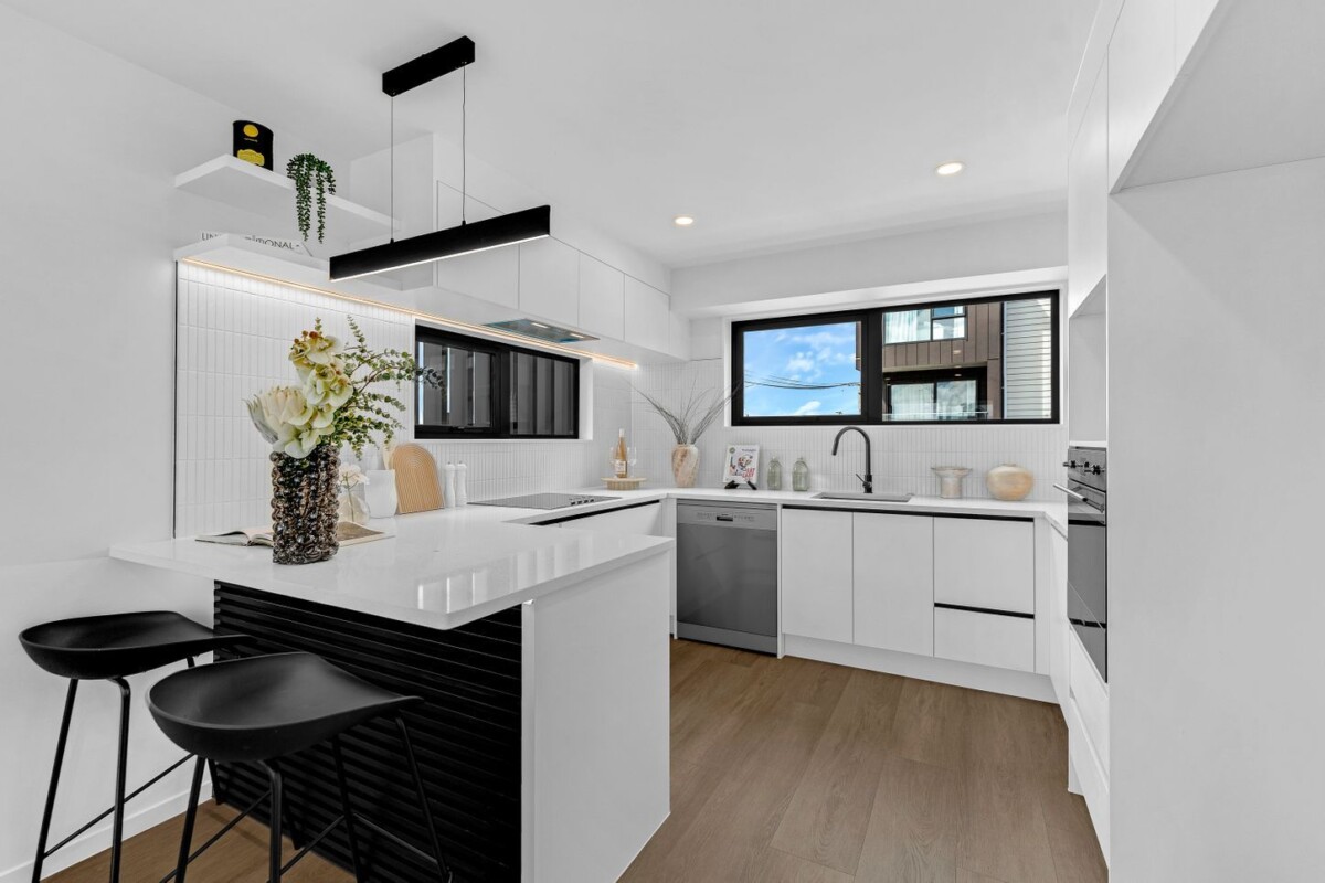 Urgent sale, vendor wants SOLD, Brandnew freehold 4 beds 3 baths home with garage, close to transport, Basin, and parks, 4/53 Court Crescent, Panmure, Auckland