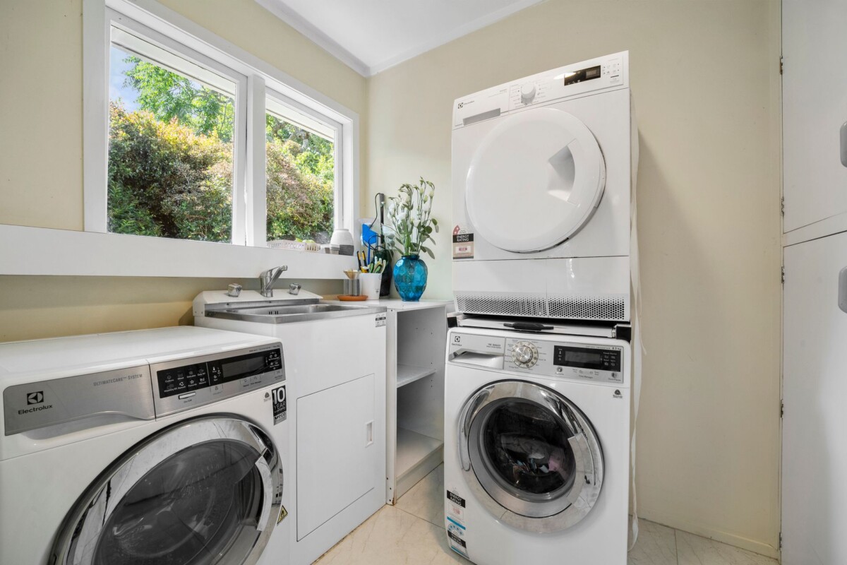 309m2 4 beds 2.5 baths house with triple garage and swimming pool on 1057m2 section, zoned for Meadowbank School, Remuera Intermediate, Baradene College, Selwyn College and Glendowie College, 9 Stoneyroyd Gardens, Remuera, Auckland