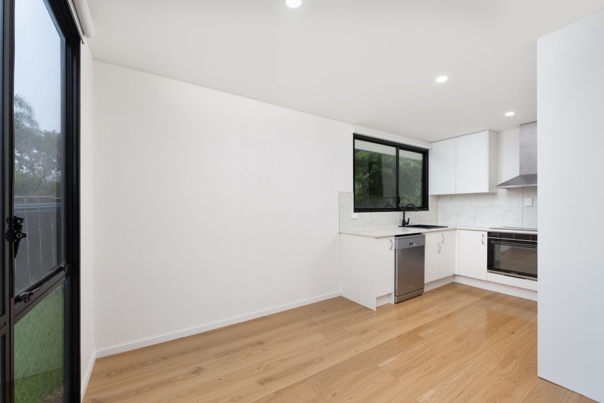 3 beds home, do-up, Just a short stroll to the rail station, 2/16 Cameron Place, Ranui, Auckland