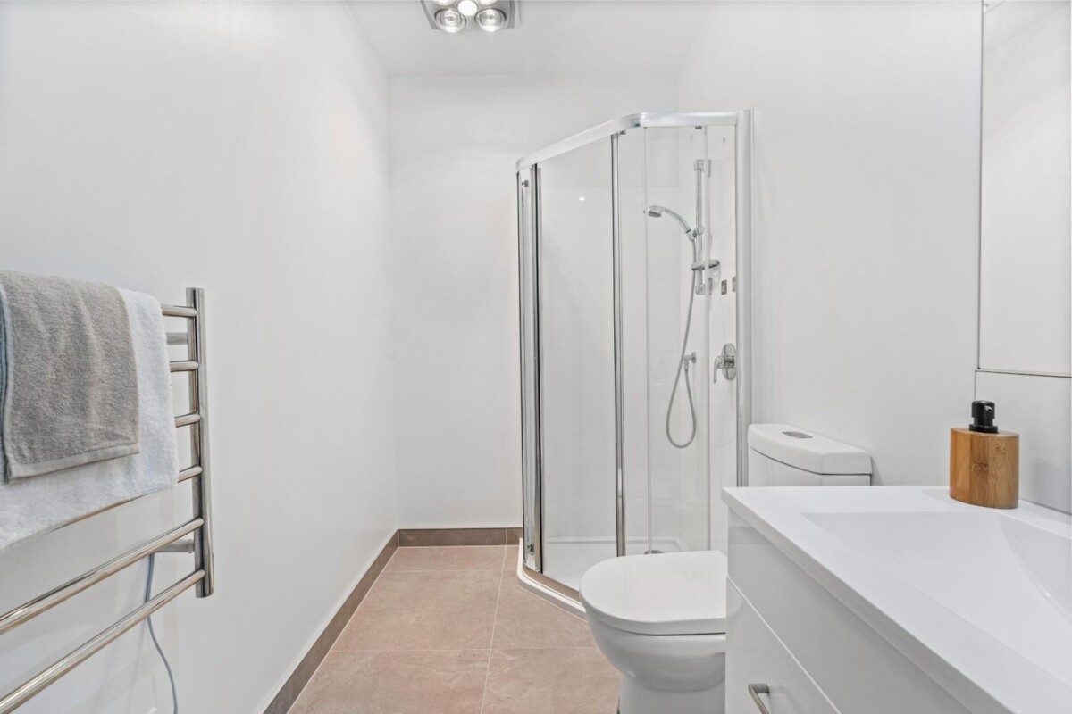 3 beds 2.5 baths home with car park, Approximately 8-minute walk to Henderson Train Station, minutes to schools, shops, 37 Eileen Newey Place, Henderson, Auckland