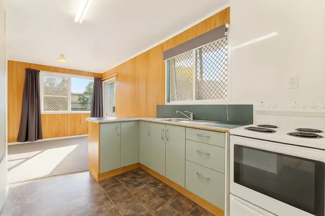 3 beds house on 926m2 section, 0.3 km to Bruce McLaren Intermediate School, 1.1 km to Henderson South School, 1.6 km to Henderson High School, 20 Newham Place, Henderson, Auckland