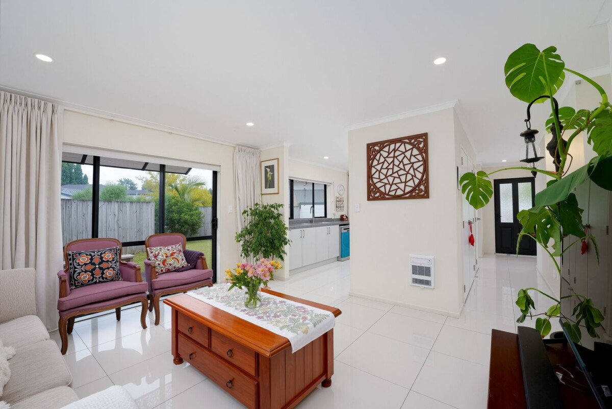 Overseas Family Calling, 140m2 3 beds 1.5 baths house on 460m2 section, a short stroll to Parrs Park, minutes from WestCity Mall, Glen Eden and Sunnyvale train stations, 20 Pyramid Place, Glen Eden, Auckland