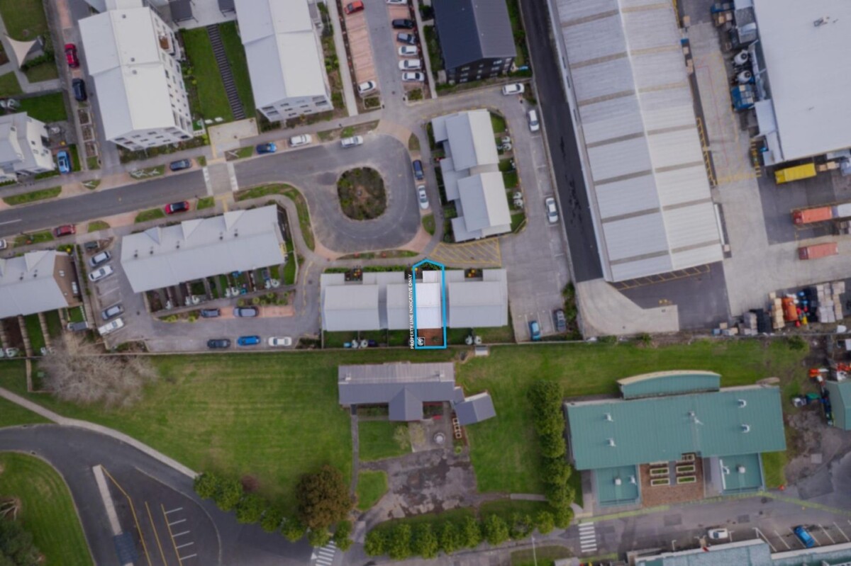 3 beds 2.5 baths home with car park, Approximately 8-minute walk to Henderson Train Station, minutes to schools, shops, 37 Eileen Newey Place, Henderson, Auckland