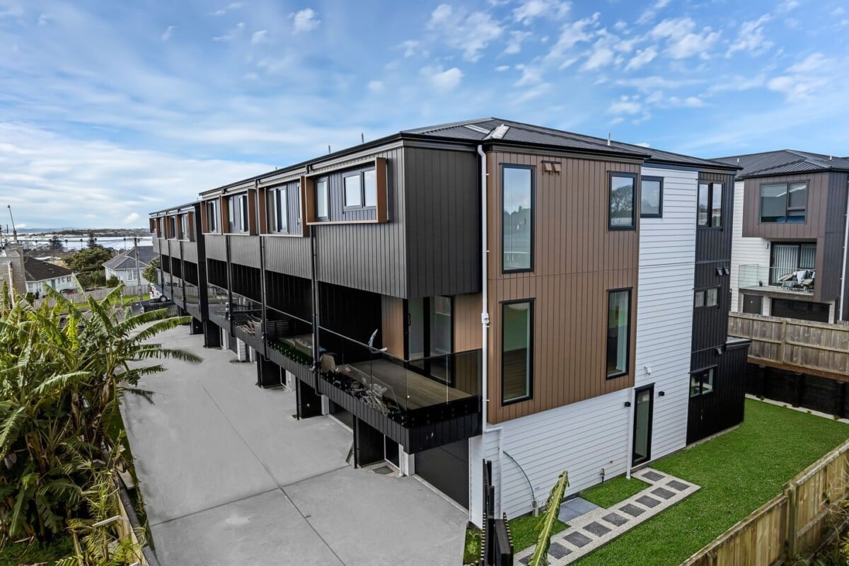 Urgent sale, vendor wants SOLD, Brandnew freehold 4 beds 3 baths home with garage, close to transport, Basin, and parks, 4/53 Court Crescent, Panmure, Auckland