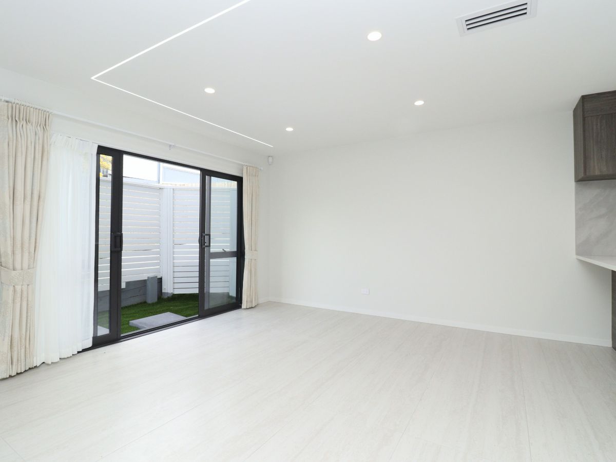 For rent, brandnew standalone 3 bed + 1 ground floor study 2 baths townhouse with garage, Available Now, 40B Arthur Road, Hill Park, Auckland