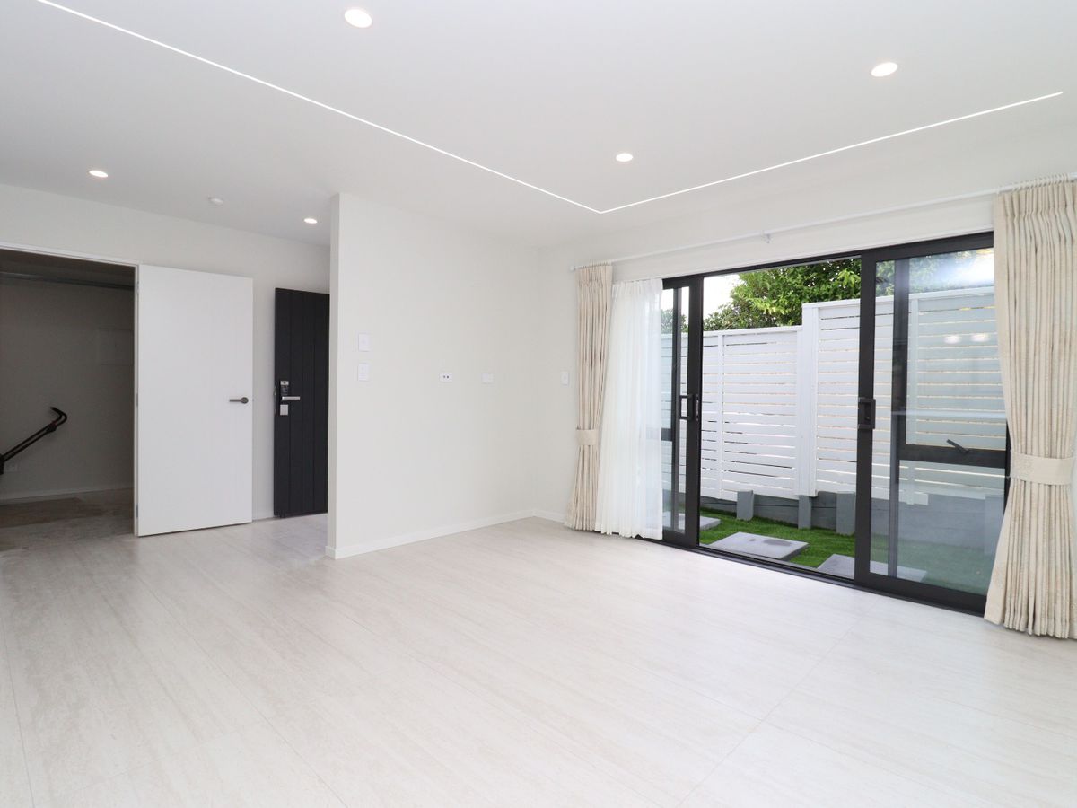 For rent, brandnew standalone 3 bed + 1 ground floor study 2 baths townhouse with garage, Available Now, 40B Arthur Road, Hill Park, Auckland