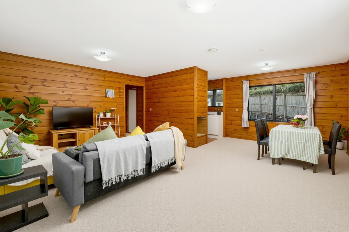 Standalone 3 beds house with garage and car parks, close to WestCity Waitakere Mall, Lincoln Road Shopping Centre, local schools, 5/7 Duncan Avenue, Te Atatu South, Auckland