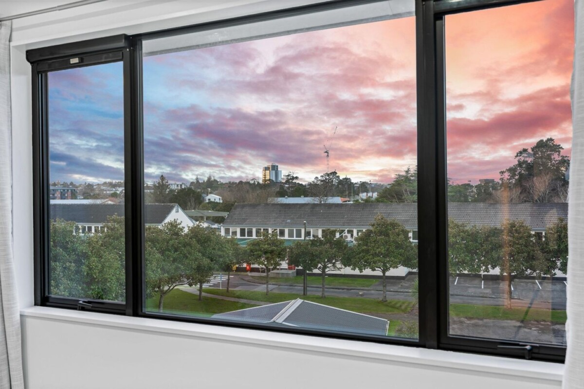 3 beds 2.5 baths home with car park, Approximately 8-minute walk to Henderson Train Station, minutes to schools, shops, 37 Eileen Newey Place, Henderson, Auckland
