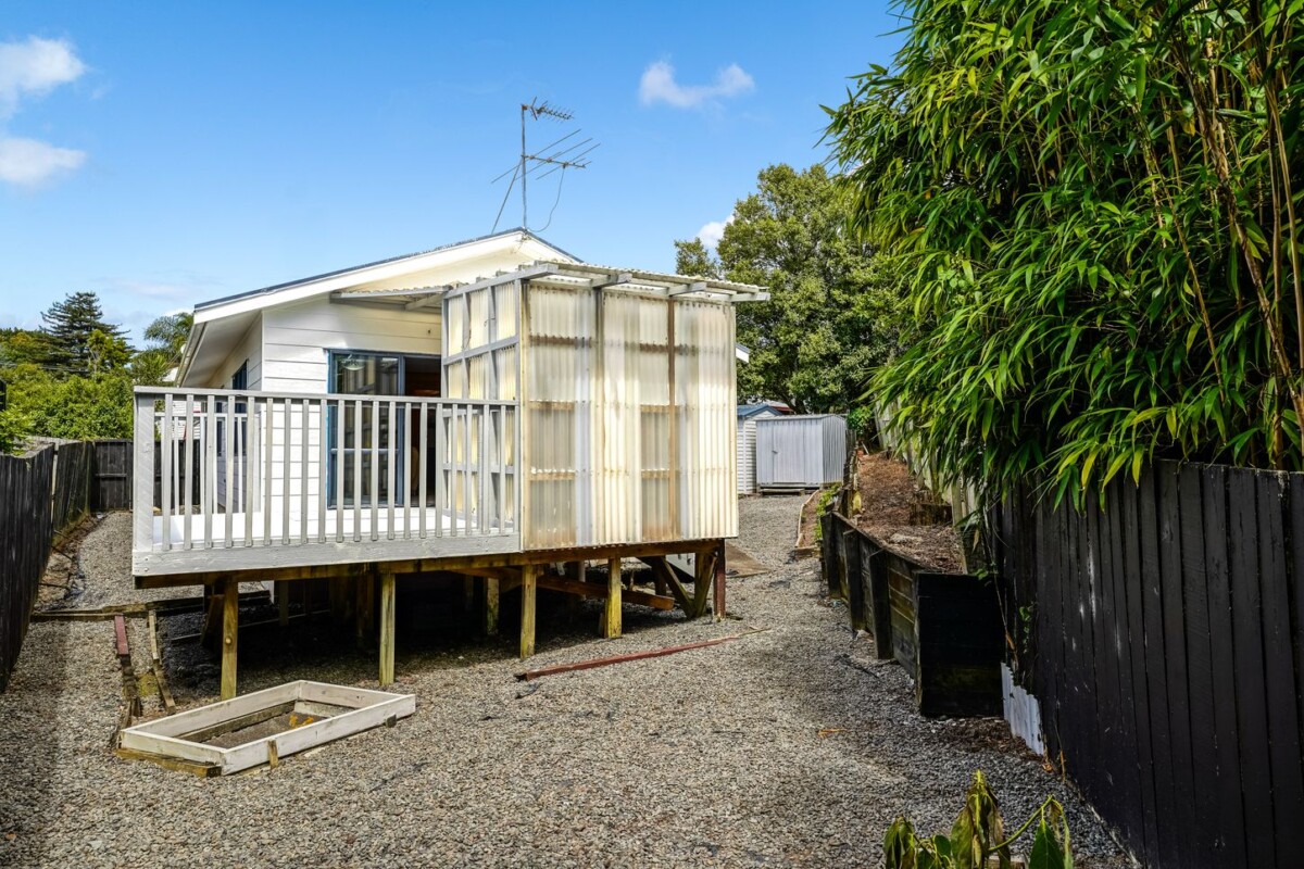 Standalone 3 beds house with garage and car parks, close to WestCity Waitakere Mall, Lincoln Road Shopping Centre, local schools, 5/7 Duncan Avenue, Te Atatu South, Auckland