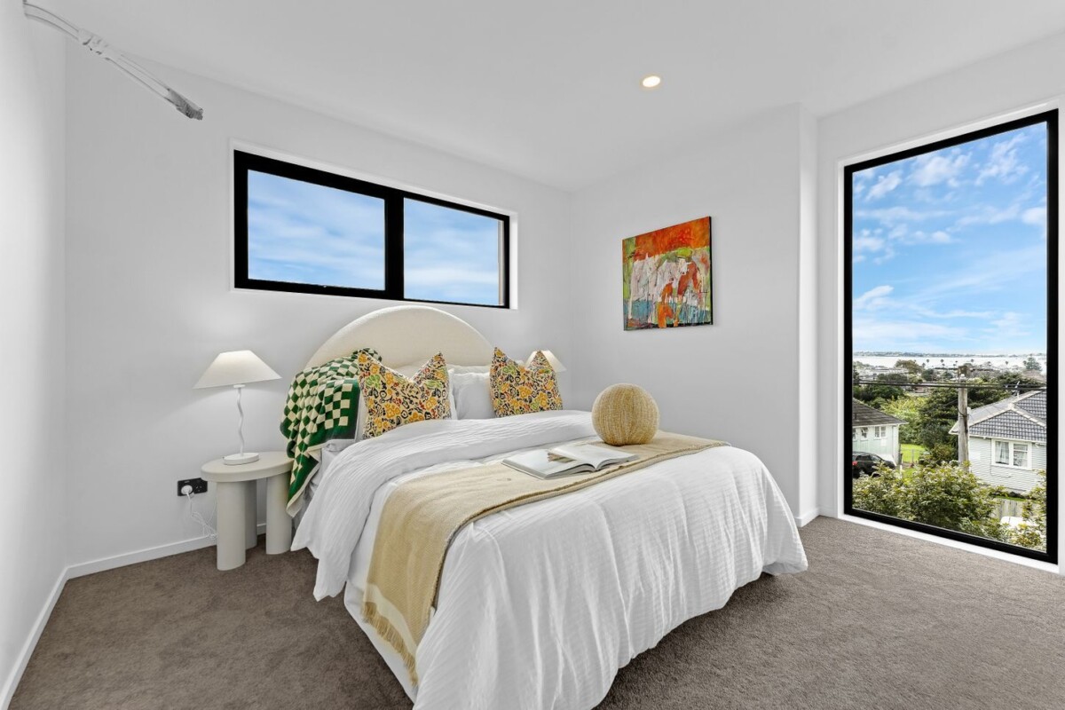 Urgent sale, vendor wants SOLD, Brandnew freehold 4 beds 3 baths home with garage, close to transport, Basin, and parks, 4/53 Court Crescent, Panmure, Auckland