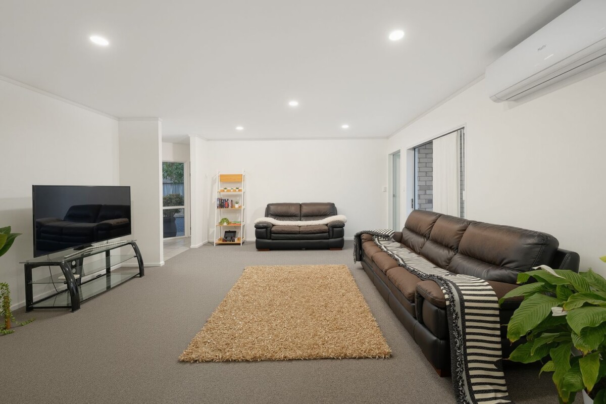 Once over a decade, Motivated owners relocate closer to the city, 140m2 brick and tile 3 beds 2 baths house on 452m2 section, Just a stone’s throw from WestCity, supermarkets, 9 Wattle Road, Sunnyvale, Auckland