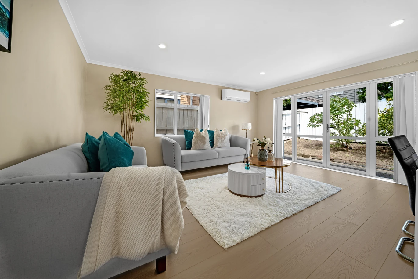 Standalone 4 beds 2 baths house with double garage on 235m2 section, 32 Maypark Crescent, Flat Bush, Auckland