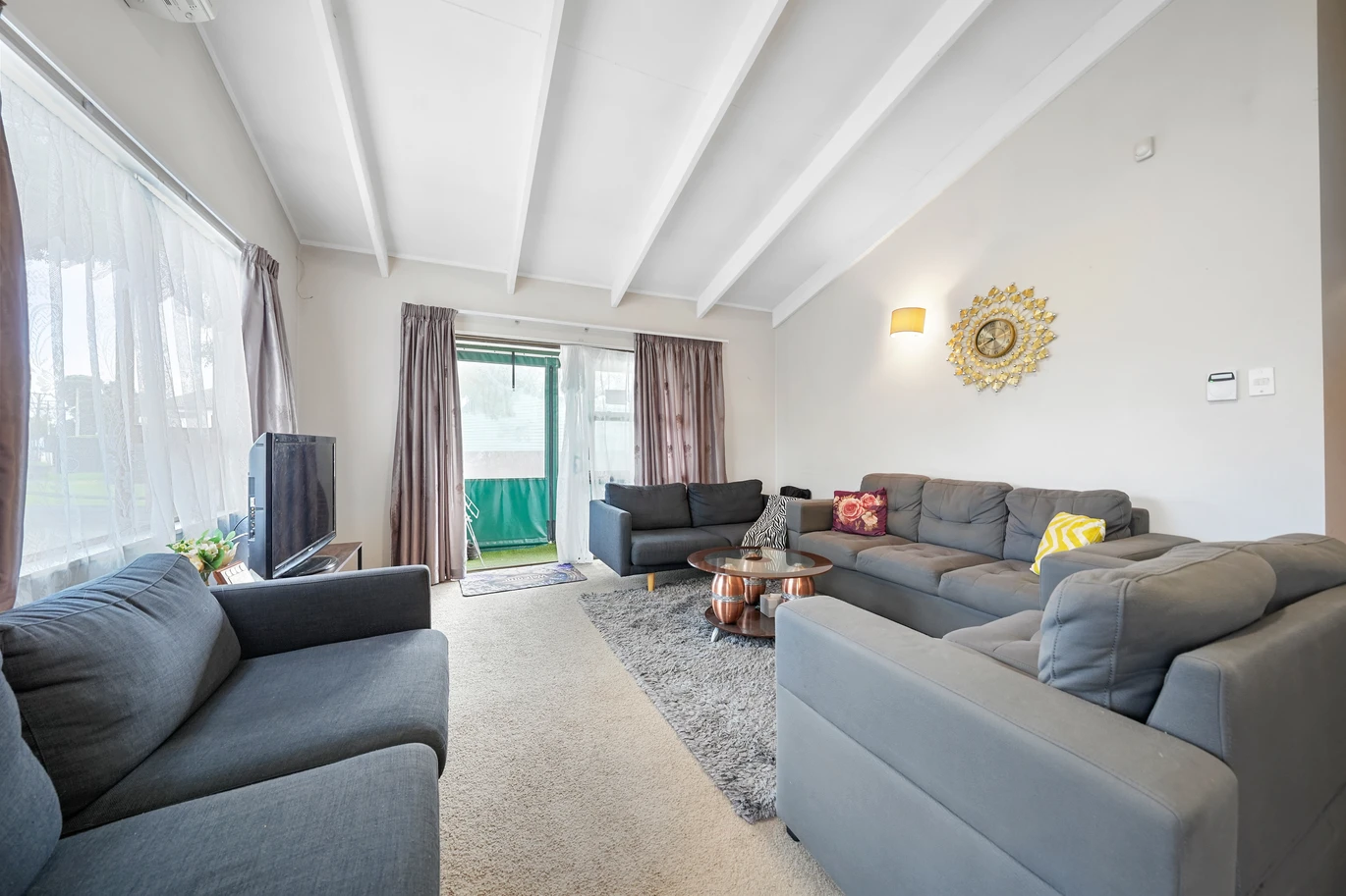 2 beds 1 bath house with garage, just moments from Papatoetoe Train Station and Papatoetoe Shopping Centre, and zoned for Kedgley Intermediate, Papatoetoe North School, and Aorere College, 1/40A Park Avenue, Papatoetoe, Auckland