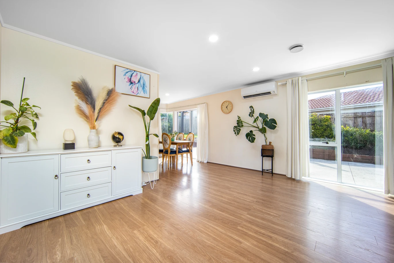 Brick and tile 3 beds house with garage on 503m2 section, close to local schools, shops, and community facilities, 3 Lanier Place, Glendene, Auckland