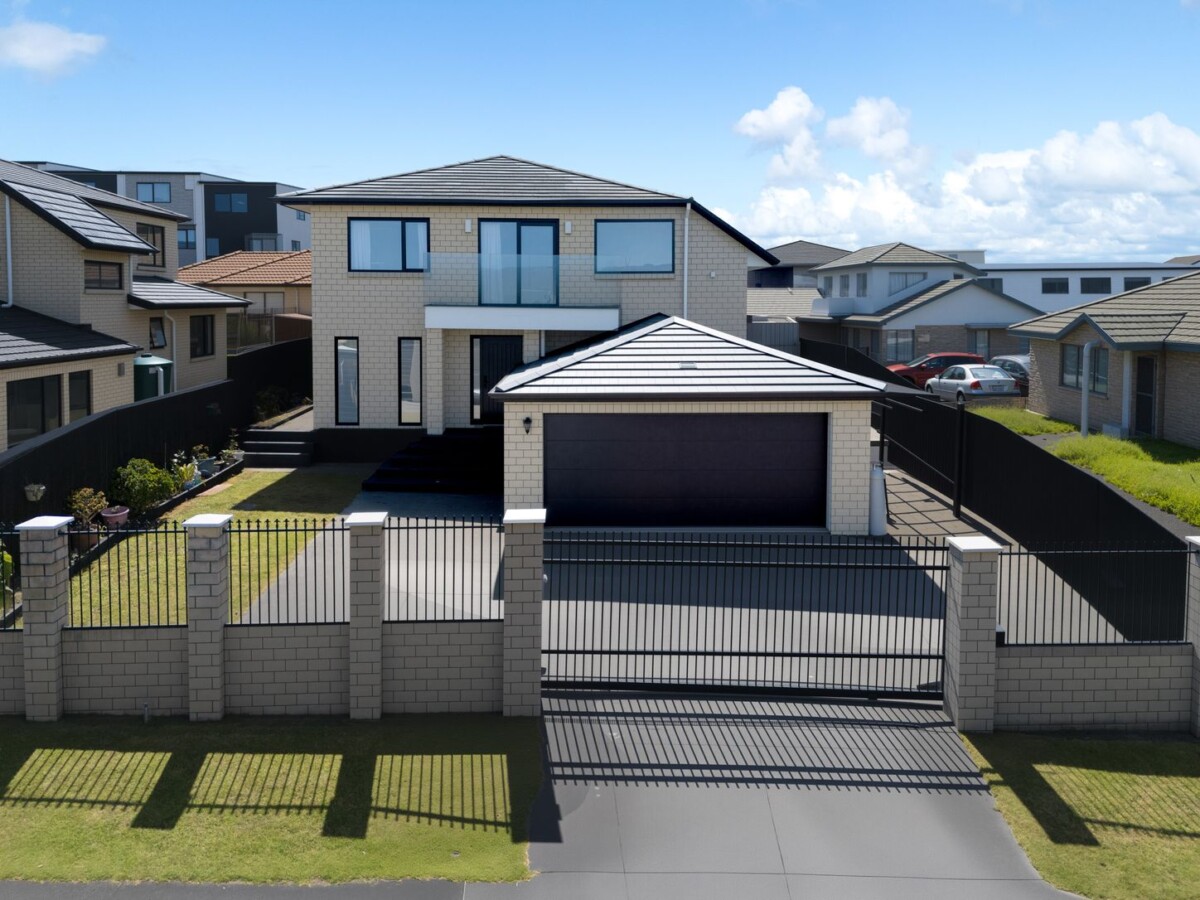 Zoned for Rutherford College, Empty Nest! Owners Need Smaller Home, 4 beds 3 baths house on 357m2 section, handy to WestCity Shopping Mall, local shops, schools, bus routes, and motorway access, 93 Waitaki Street, Henderson, Auckland