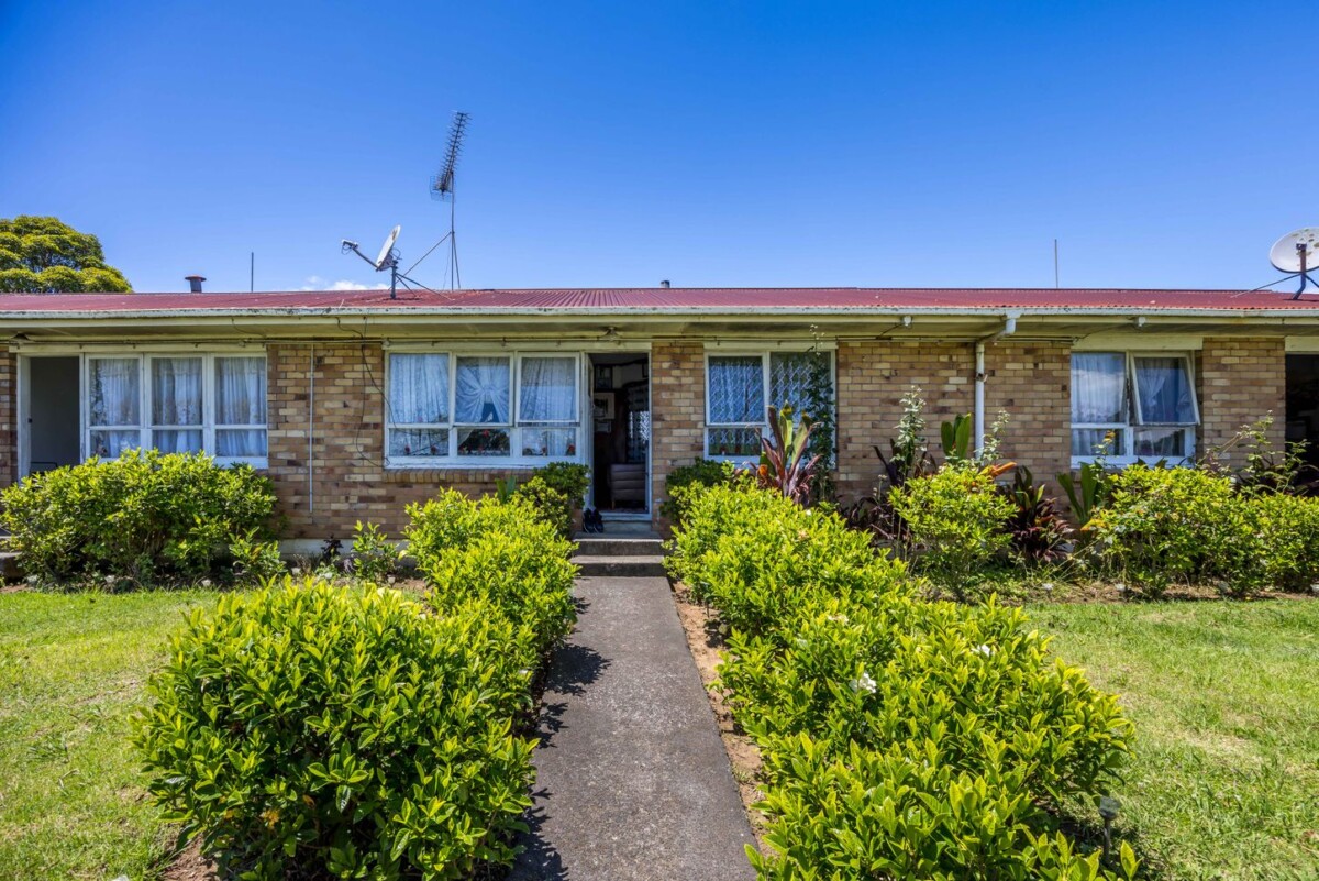 Once in 40 years, Current CV: $1,850,000, zoned for T/H’s and or Apartments, 4 x brick 2-bedroom units on 766m2 , each unit rented $390 per week, 25 Point England Road, Point England, Auckland