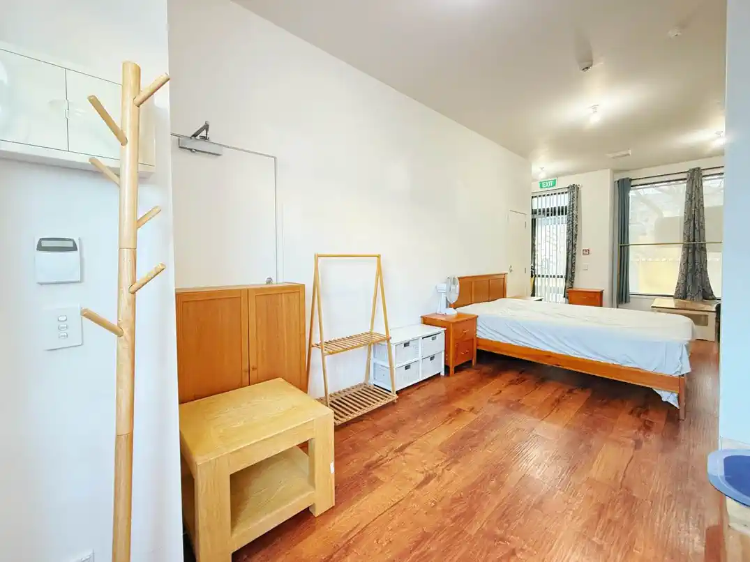 Double Grammar school zone, 2 beds + big office 2.5 baths 2 car parks mixed-use townhouse, 1 Title, 2 Addresses, Separate-Access 40m2 office with toilet downstairs, Vendors have purchased elsewhere, 0.9km to Auckland Girls’ Grammar School, 1km to Auckland Grammar,  5/1 Glenside Crescent, Grafton, Auckland
