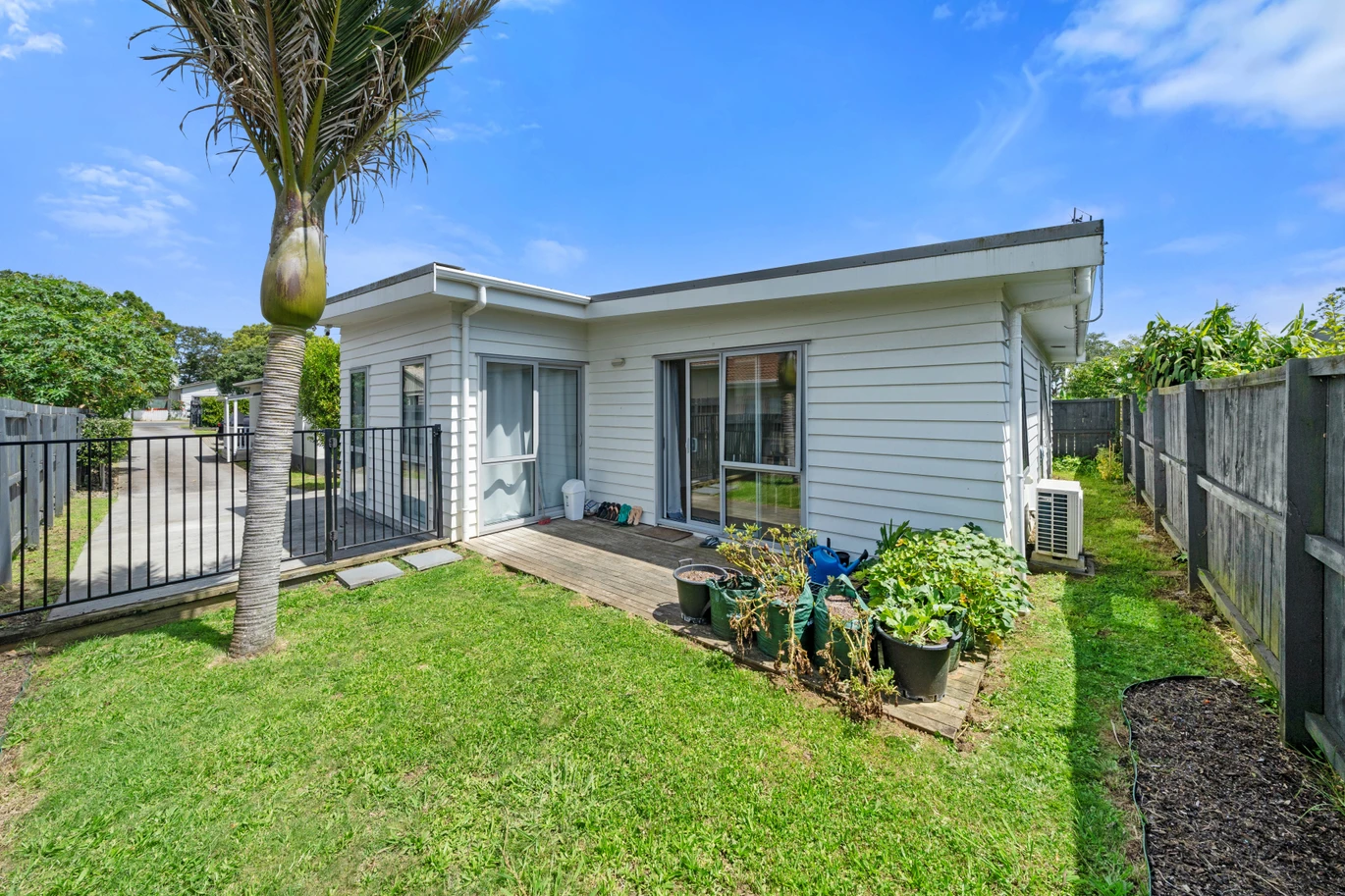 2 standalone 3-beds dwellings on one title and 675m2 section, Both homes are in great condition, minutes from Otahuhu Town Centre, close to schools, motorway access, Sylvia Park Shopping Centre, 32 Hutton Stree, Otahuhu, Auckland