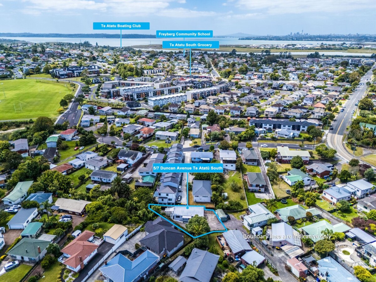 Standalone 3 beds house with garage and car parks, close to WestCity Waitakere Mall, Lincoln Road Shopping Centre, local schools, 5/7 Duncan Avenue, Te Atatu South, Auckland