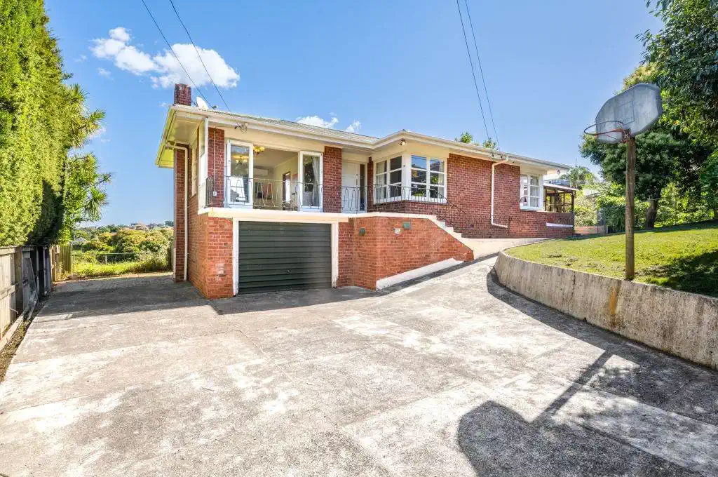 Brick 3 beds 2 baths house on 1050m2 section, 0.8 km to Onehunga High School, 0.9 km to Hillsborough School, 1 km to Three Kings School and Royal Oak Intermediate School, 33 Herd Road, Hillsborough, Auckland