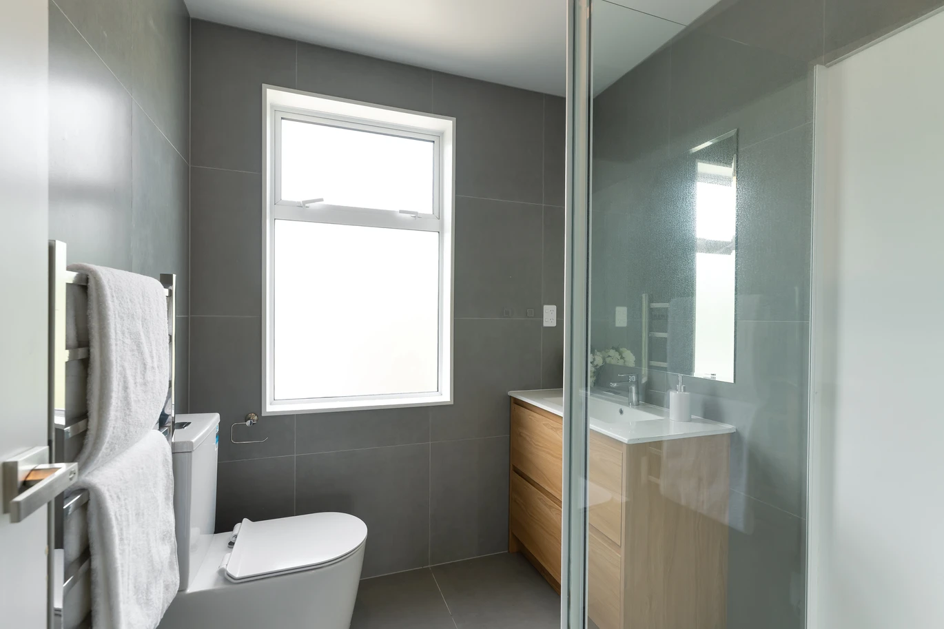 Standalone 4 beds 2.5 baths home with 2 car parks on 162m2 section, close to schools, shops, motorway access, Paradise Ice Skating, Akarana & Titirangi Golf Clubs, 29 Whautapu Court, Avondale, Auckland