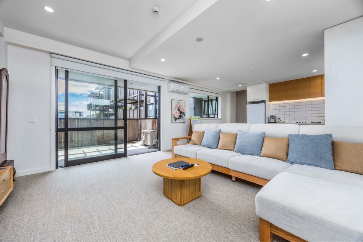Auckland Grammar school zone, 96m2 top floor 2 beds + 1 flexi room 2 baths 1 car park apartment, Located within the award-winning 2019 Botanica Apartments, 305/30 Enfield Street, Mount Eden, Auckland